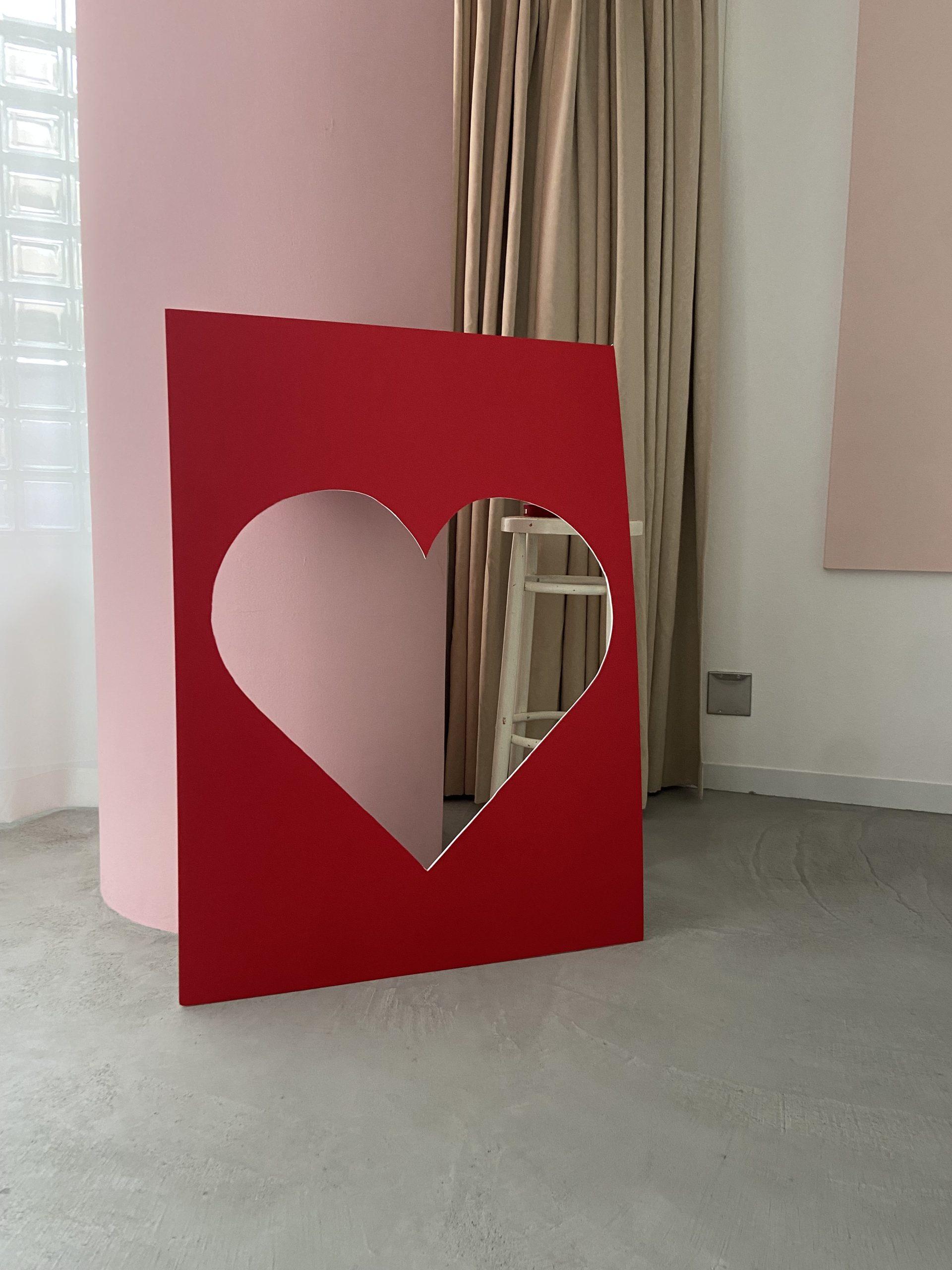 【COVER STORY】山田涼介さんが4つの“赤”をテーマに、ドラマティックな世界観を表現。