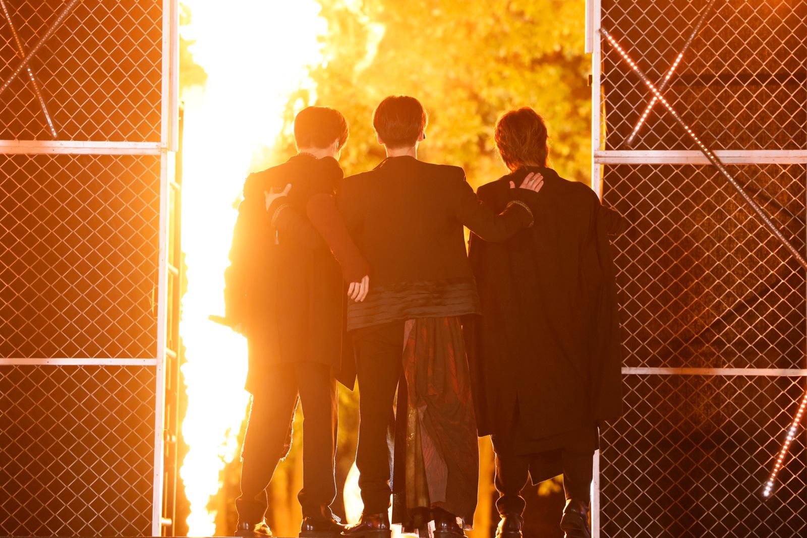 「We are KAT-TUN!」肩を組み進むKAT-TUN、ラスト生配信を詳細レポート！