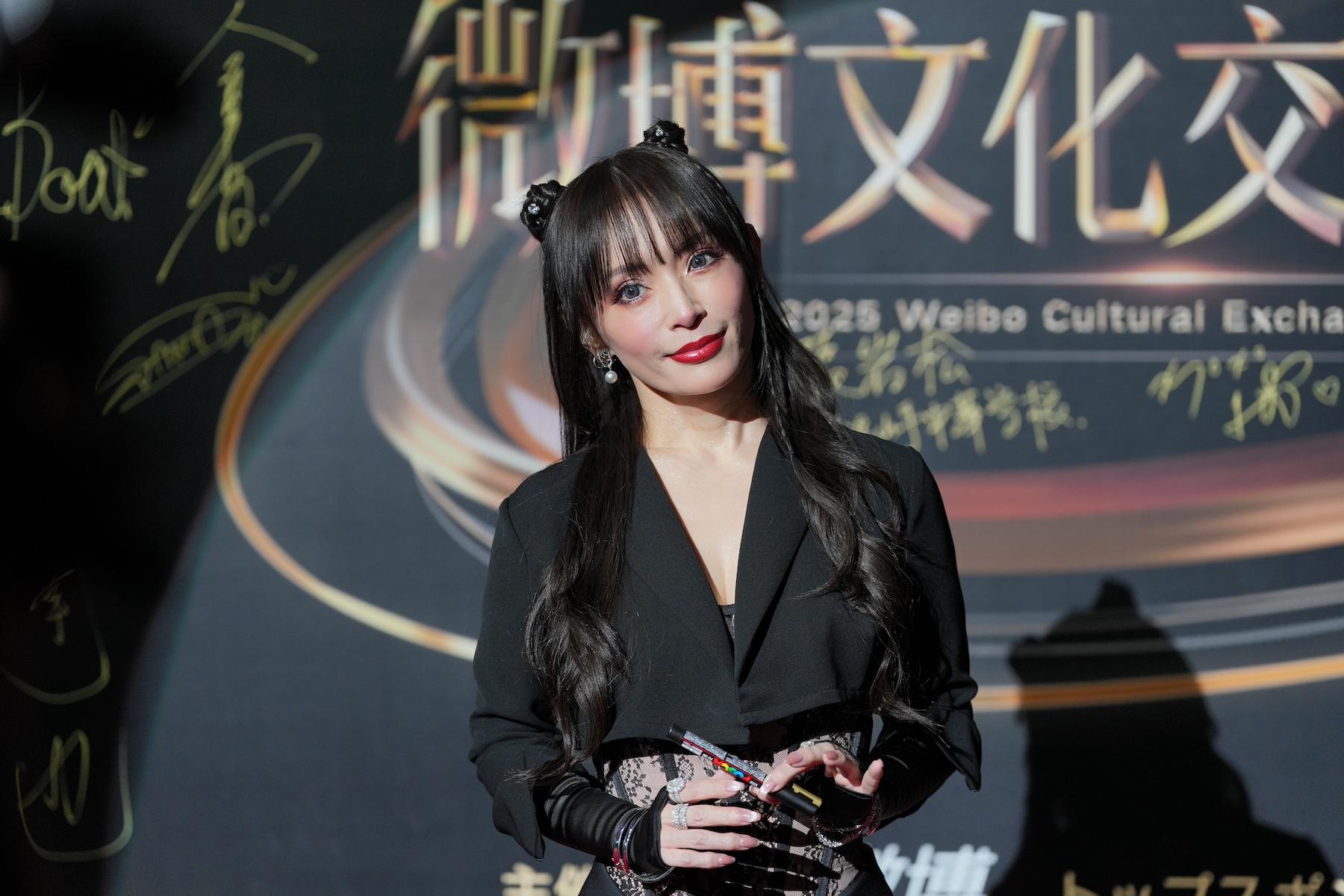 恐⻯ショー、ちいかわ…トリは浜崎あゆみ！豪華⼀夜の「2025 微博（ウェイボー）⽂化交流ナイト」をレポート