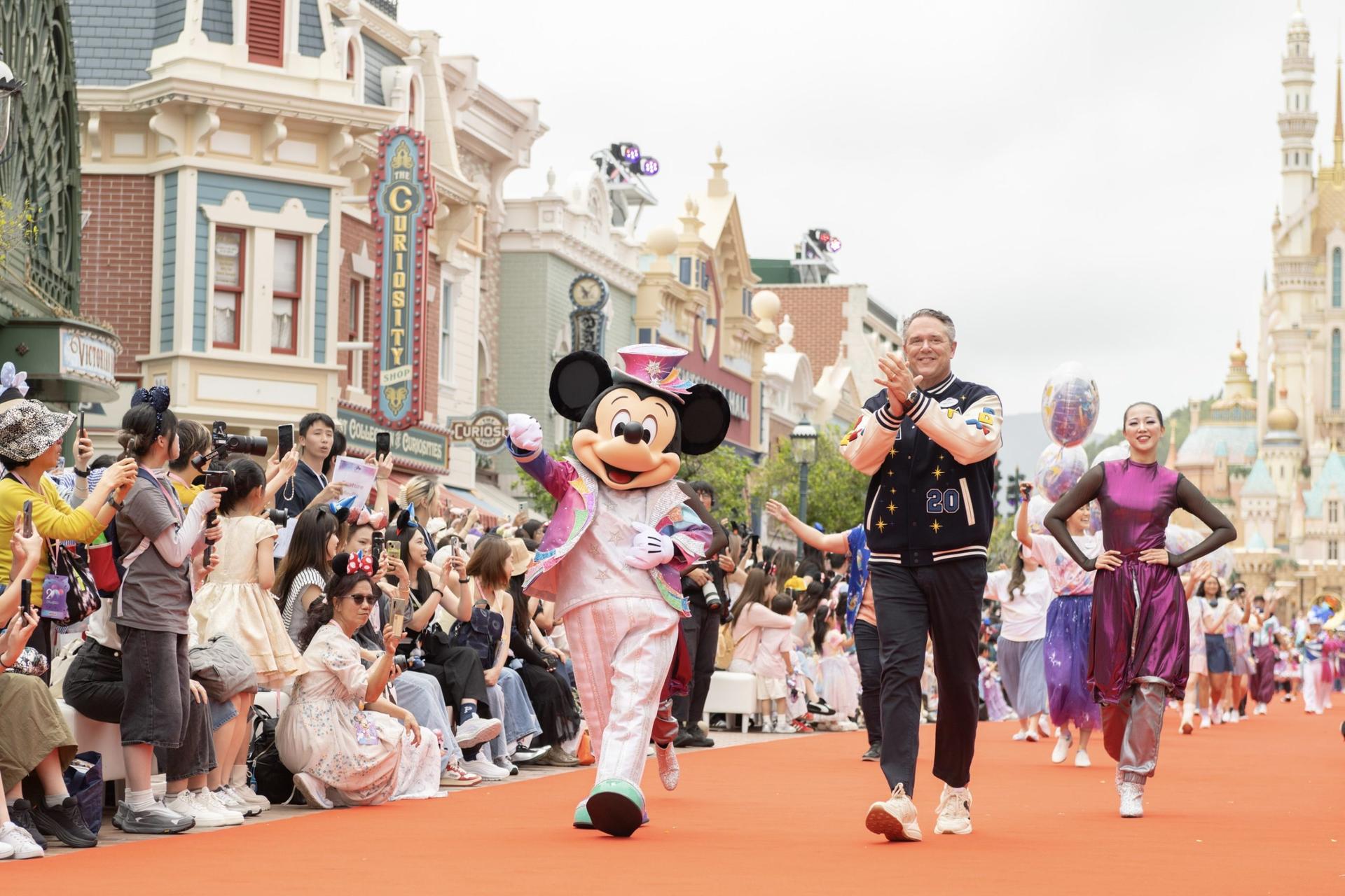 香港ディズニーランド・リゾート20周年記念イベントに参加！ 《最高にマジカルなパーティー》へはミッキーたちと一緒にマジカルなファッションで
