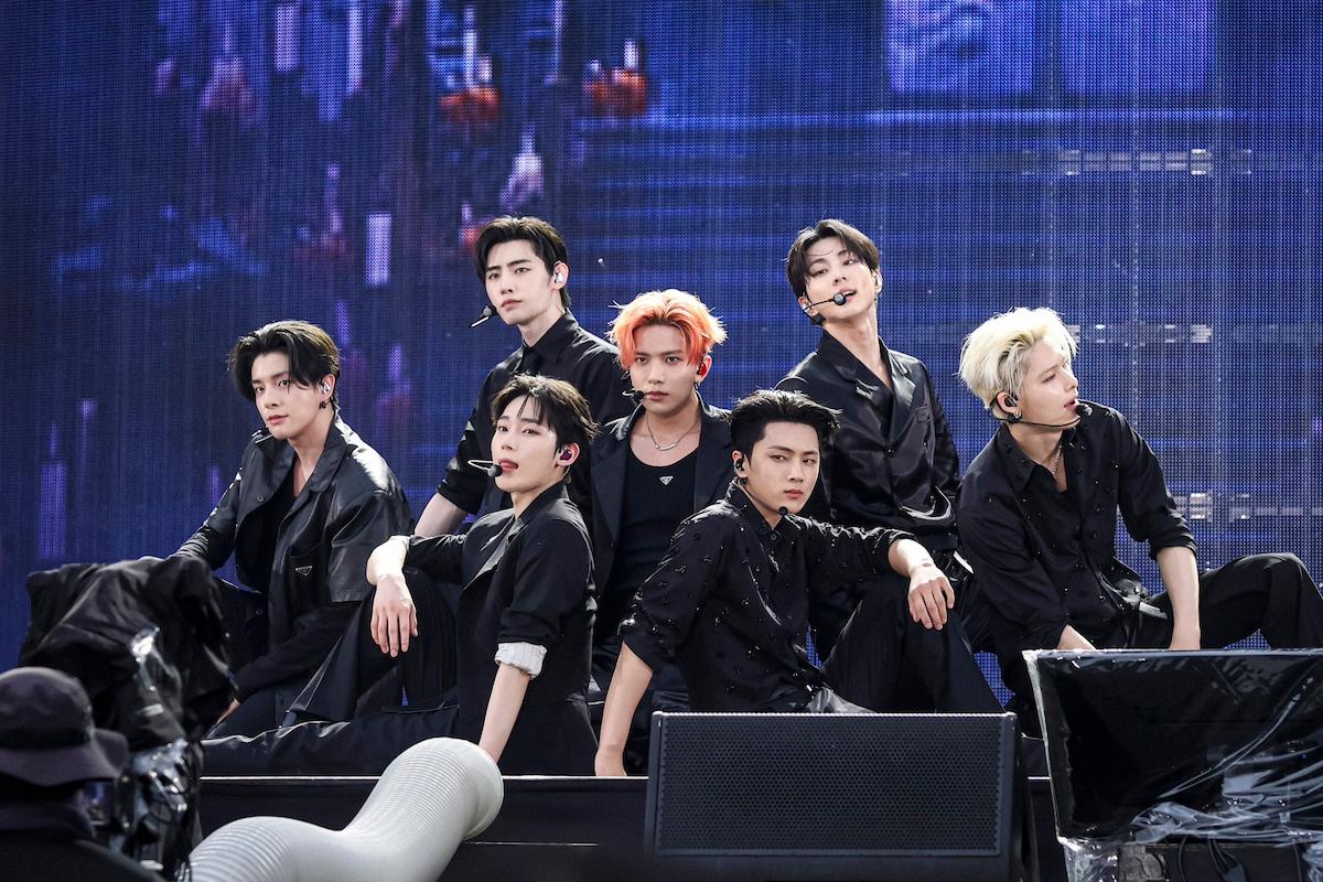 ENHYPEN、初のスタジアム公演が⼤盛況！ 味の素スタジアムでびしょ濡れになって⼤はしゃぎ