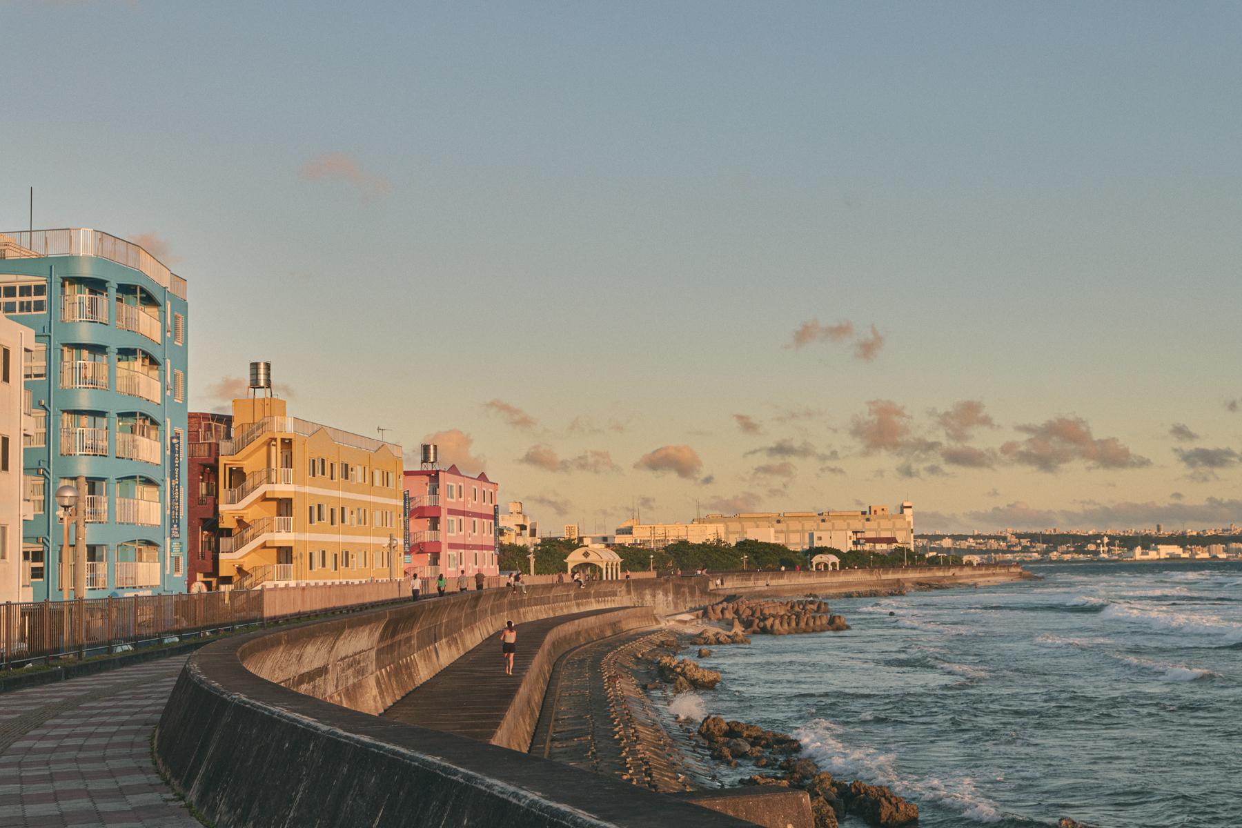 映画みたいなサンセットを見たい！ 海外のようにカラフルに彩られた沖縄の街、北谷