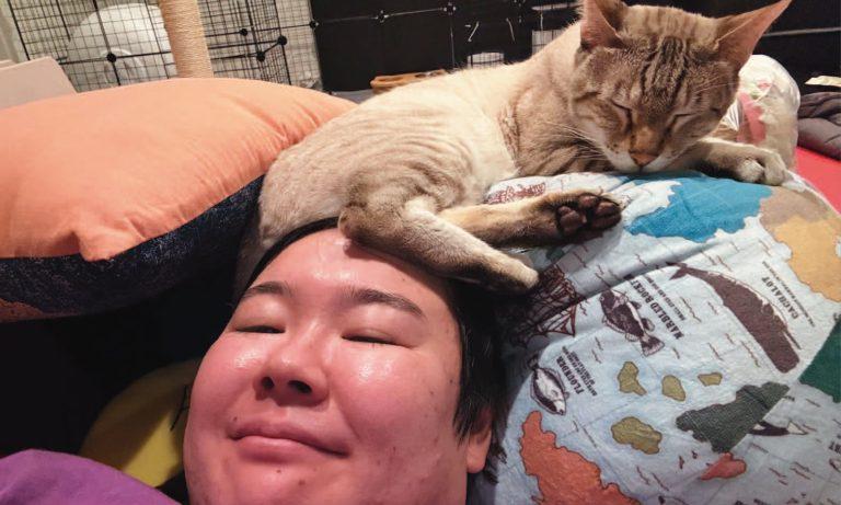 「多忙な毎日も、この子のために頑張れる」やす子さんと、アビシさん