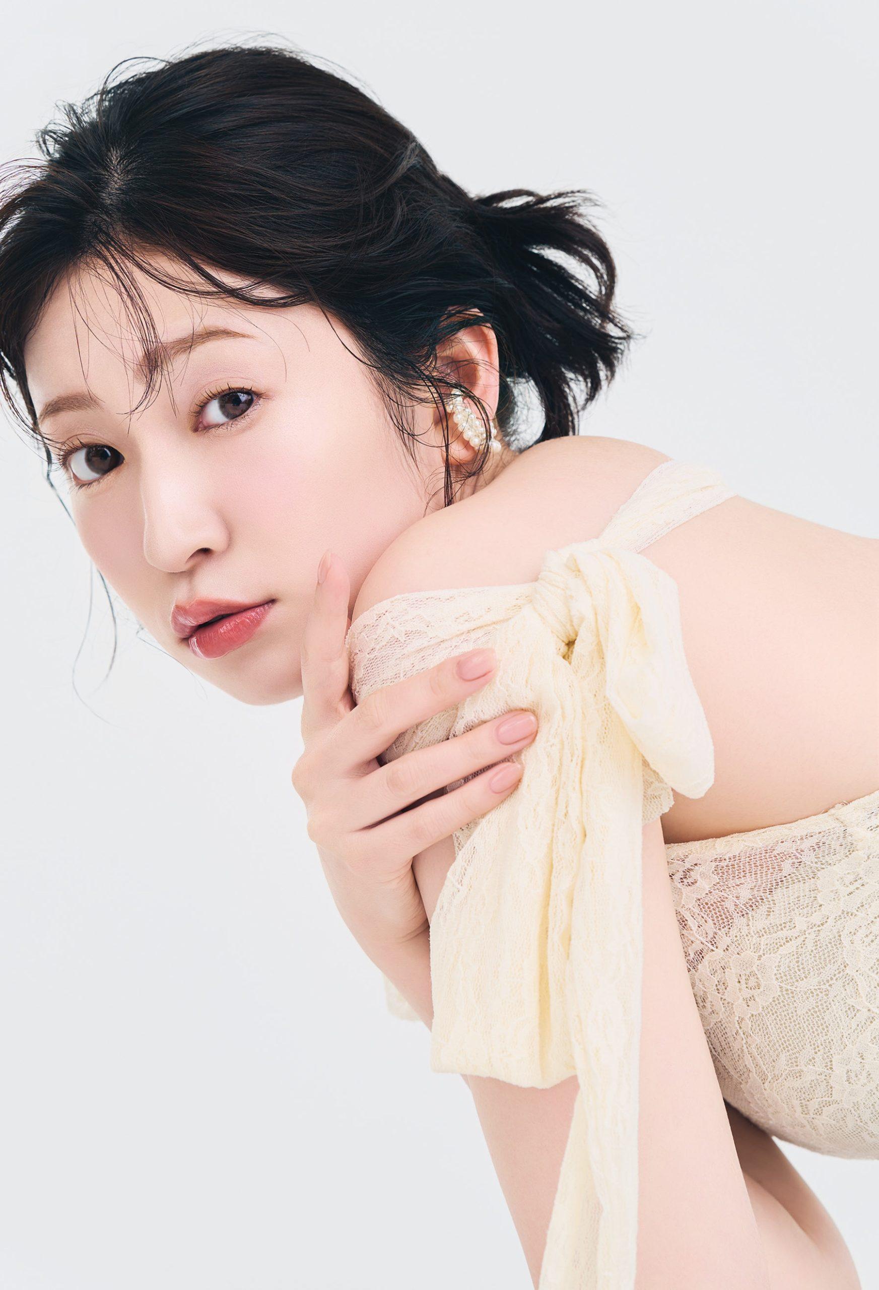 吉田朱里、優秀秋コスメで“ふんわり桃肌ベースメイク”に挑戦