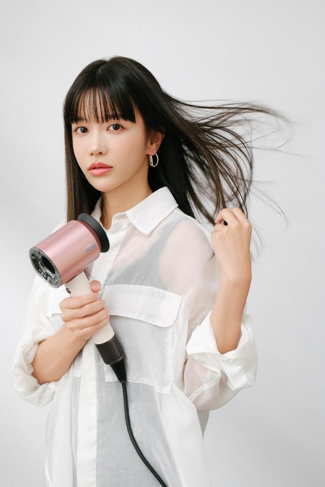 内側から滲み出る美しさは、小さな積み重ねから。 やみちゃんが語る、ダイソンで叶える「大人美容」