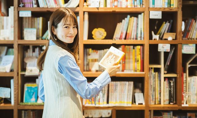 山崎怜奈さん、介護のしごとを初体験！ 子どもと高齢者がともに過ごす「深川えんみち」へ