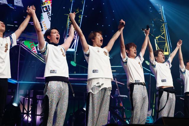 カッコよくて、楽しくて、手厚い！ 15周年目前、ふぉ〜ゆ〜の熱くてスキルフルなライブをレポート