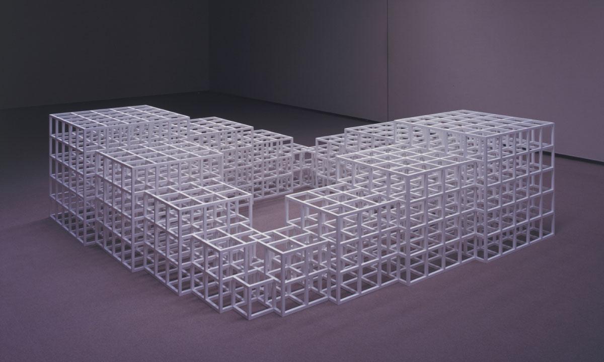 「アイデアこそ芸術」ルウィット初の個展「ソル・ルウィット オープン・ストラクチャー」