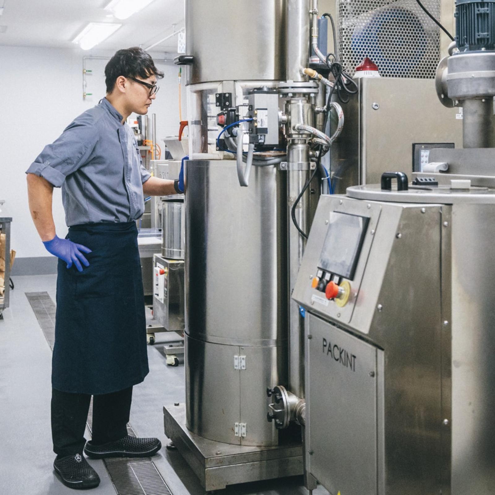 常に心がけているのは、カカオの持ち味を際立てること。『CALATIR』シェフショコラティエ・駿河樹