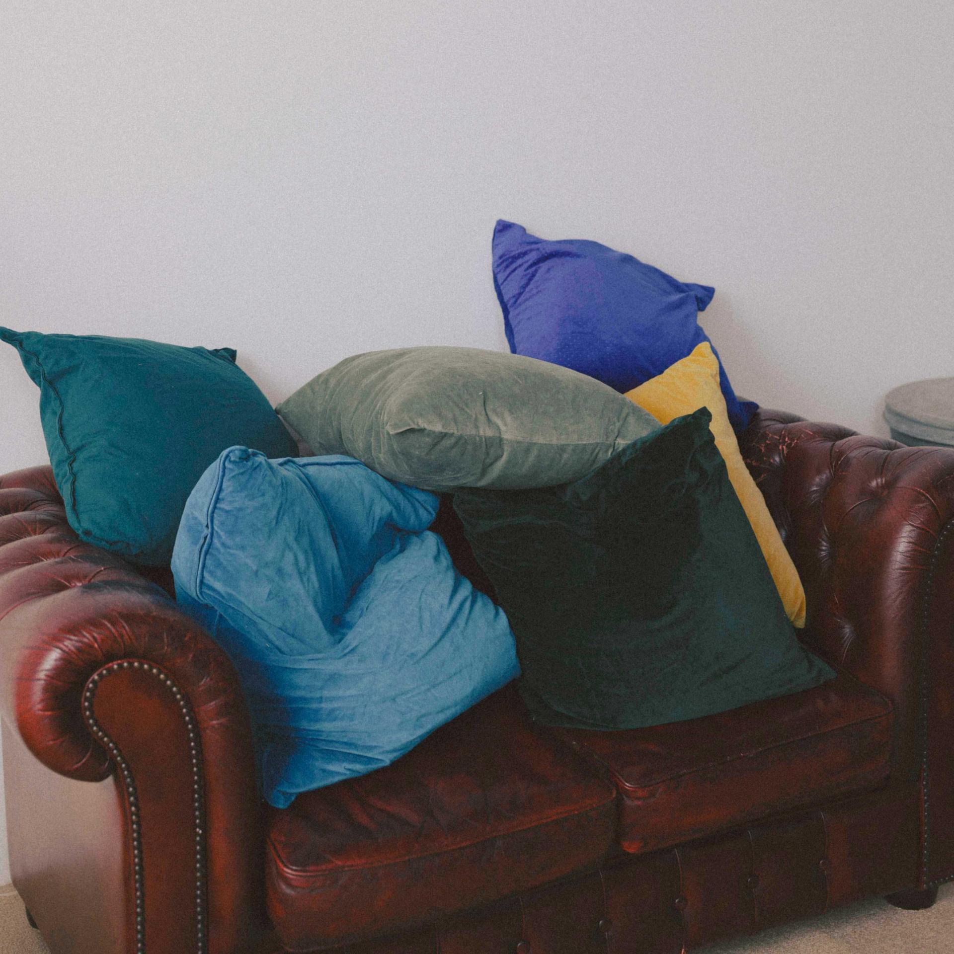 【COVER STORY】松村北斗さん・森本慎太郎さんがバディ表紙で登場！「俳優モード」「くつろぎモード」で魅せる“ほくしんコンビ”の撮影舞台裏をご紹介