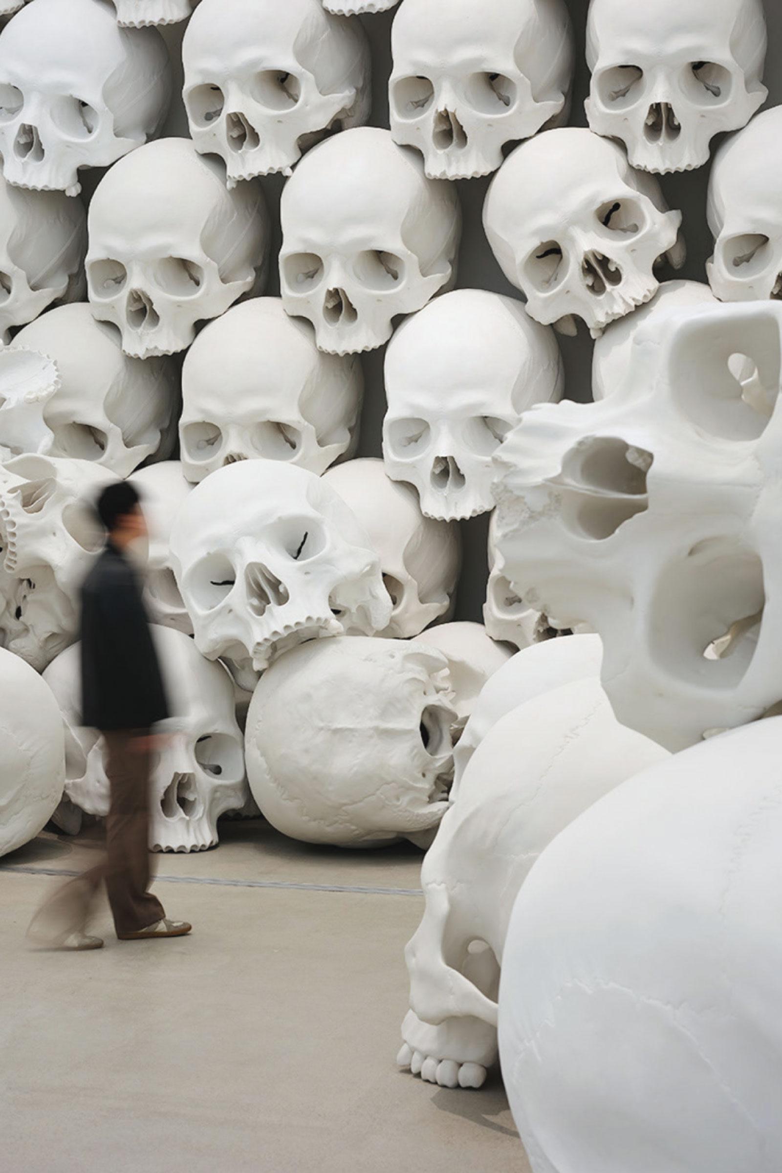 死生観を表現した彫刻を前に、あなたは何を思う？ 現代美術家 ロン・ミュエクの大規模個展が日本上陸