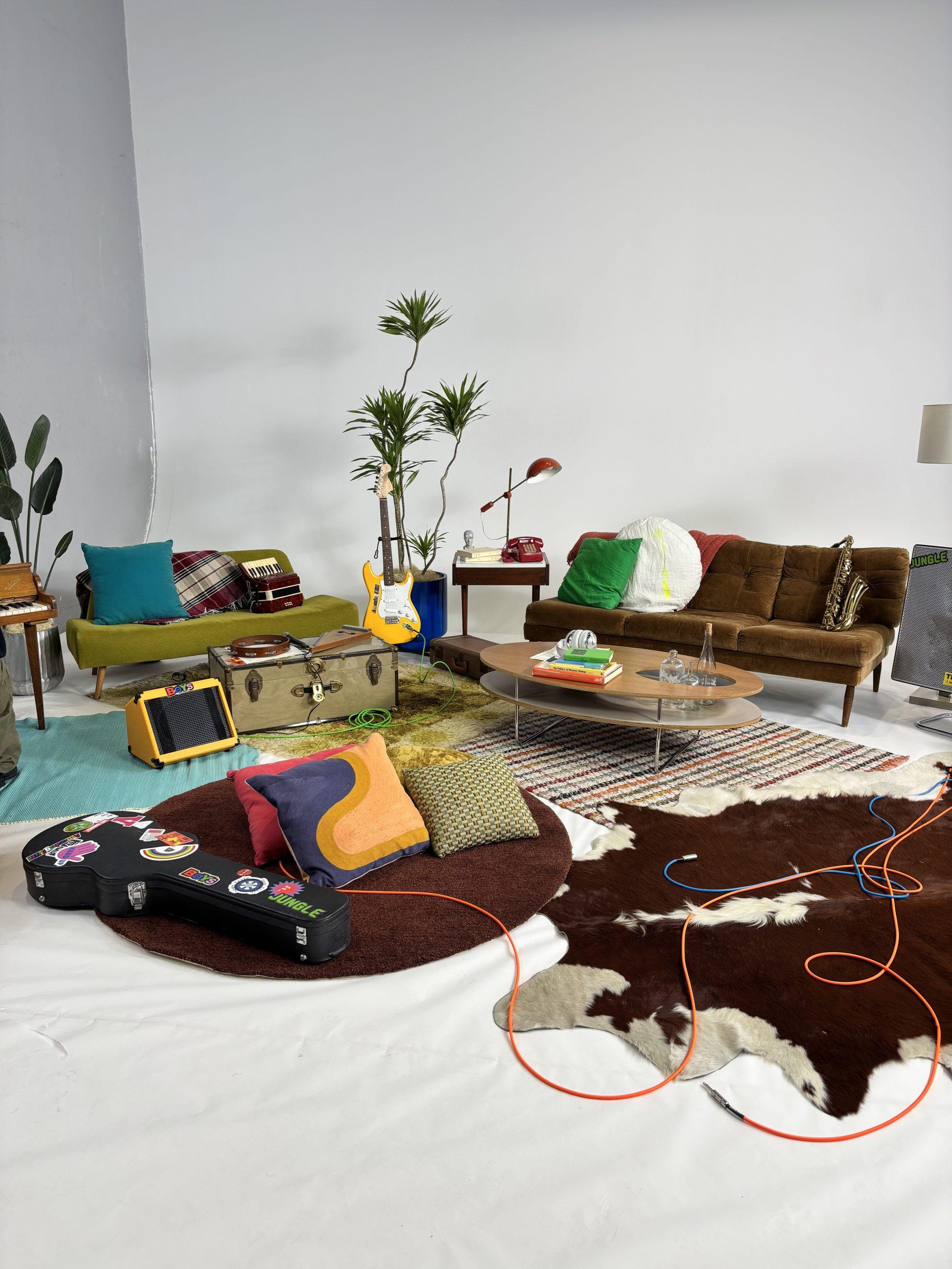 【COVER STORY】記念すべき結成日に、SixTONESが表紙に登場！ “6人の絶対王者”の取材舞台裏をレポート！