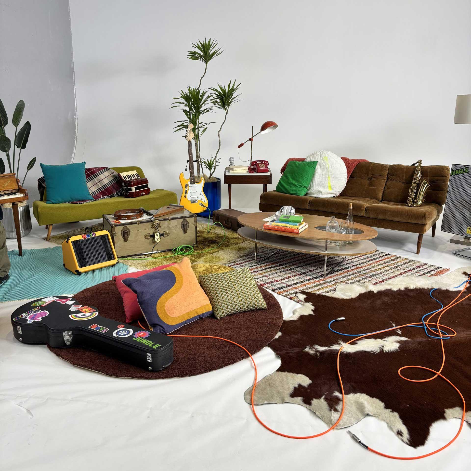 【COVER STORY】記念すべき結成日に、SixTONESが表紙に登場！ “6人の絶対王者”の取材舞台裏をレポート！