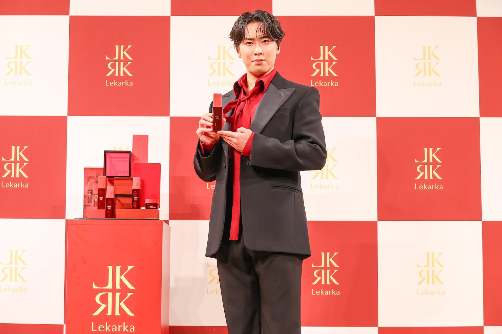 Snow Man・宮舘涼太が「Lekarka」のアンバサダーに就任！ 「起きたら“ショータイム”」「生まれ変わってもアイドルに」名言連発の就任式をレポート