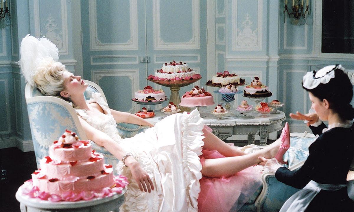 永遠に煌めくフランス王妃の装い。 マリー・アントワネット250年のスタイル史を辿る