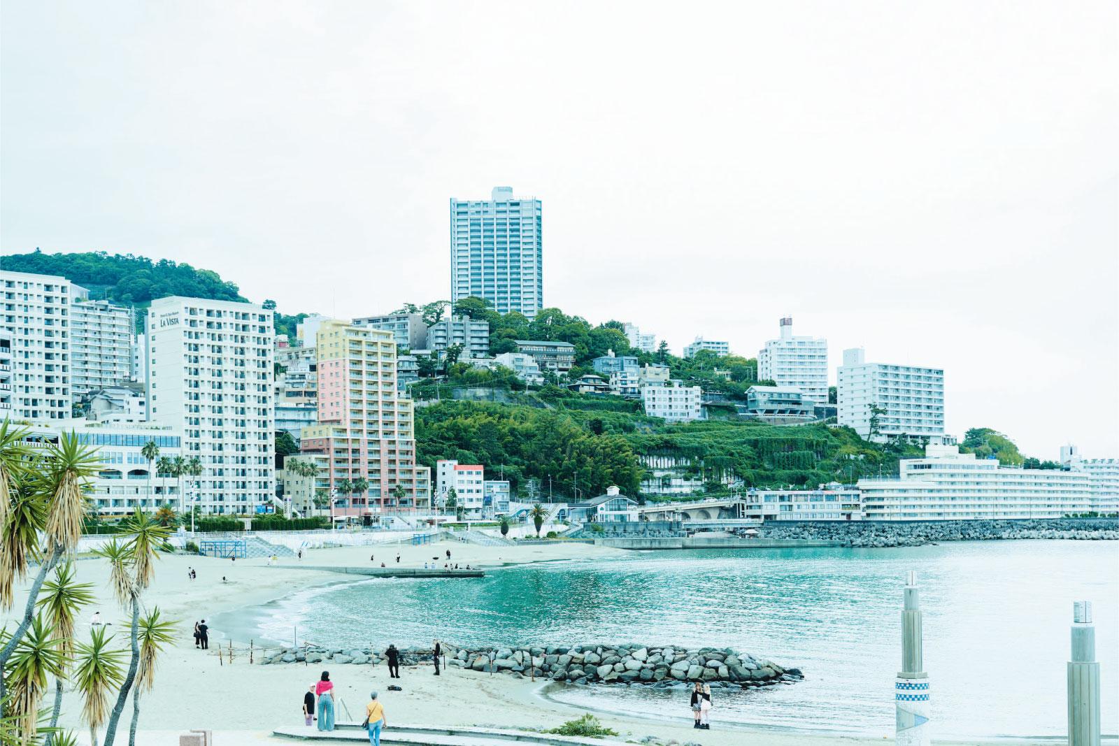 熱海・海と山を望む定番温泉地で、ノスタルジックな時間旅行を