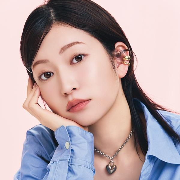 吉田朱里の秋の提案、 “ミュートな大人ブラウンアイ”に!