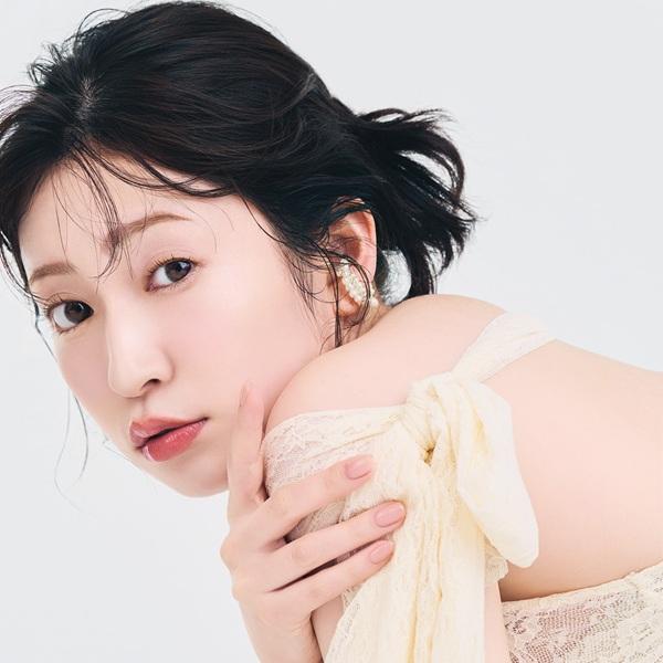 吉田朱里、優秀秋コスメで“ふんわり桃肌ベースメイク”に挑戦