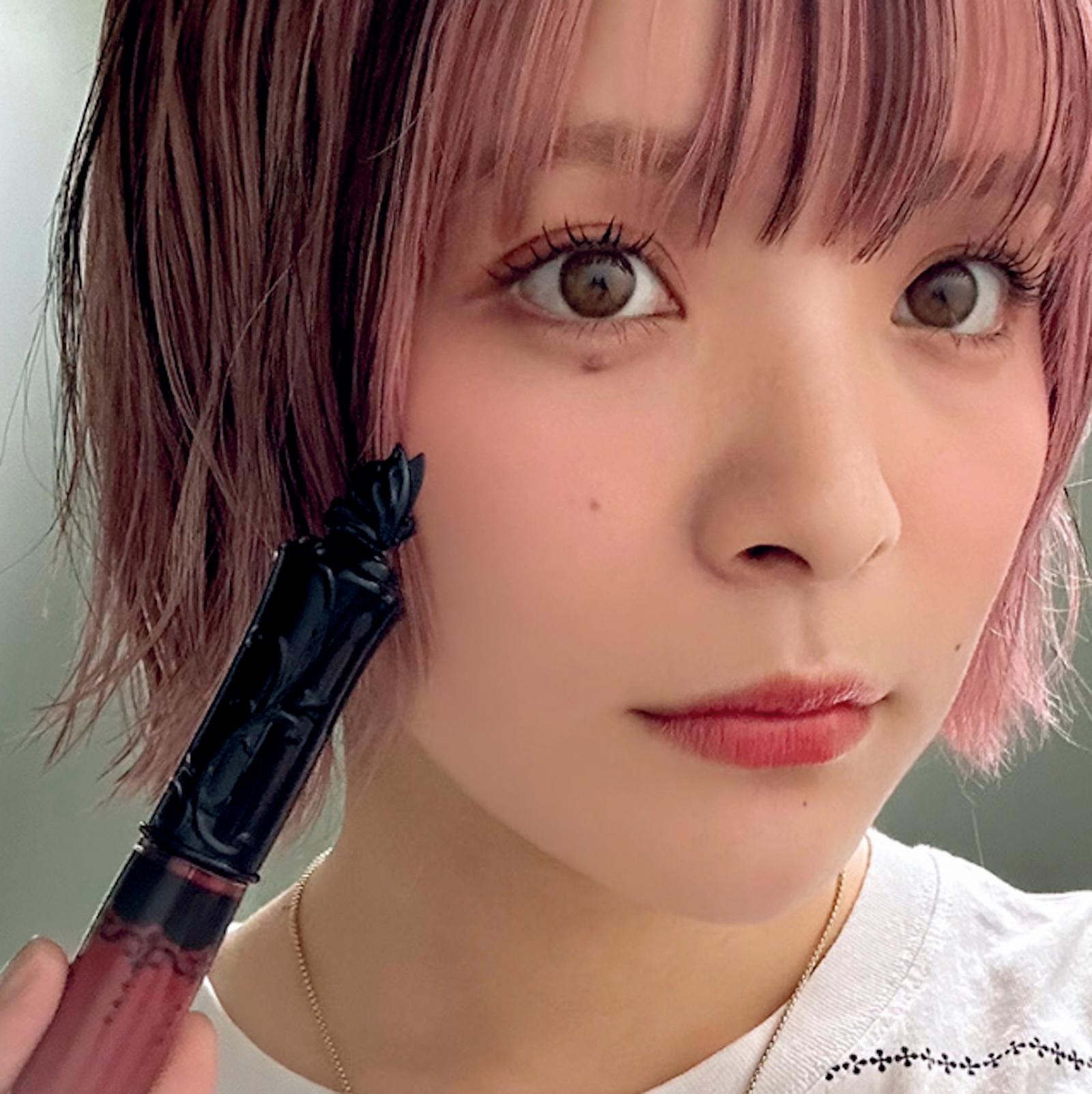アンジェリーナ1/3が今季注目のきらめく“ジュエリーリップ”をお試し!